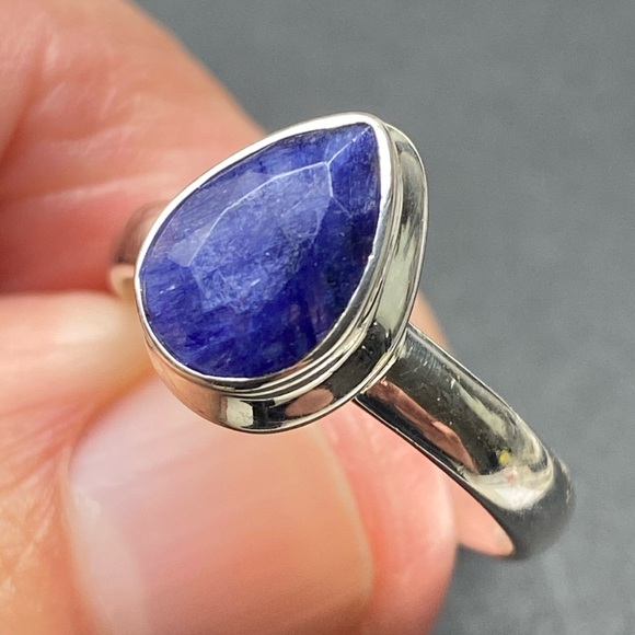 Jewelry - 🆕 SAPPHIRE FACETED